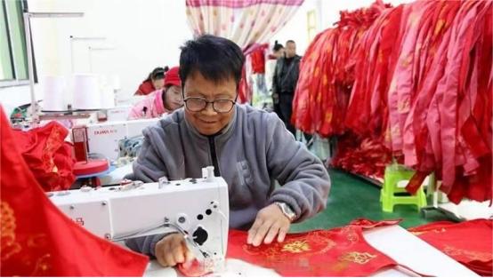 围裙加工厂正在赶制订单.jpg