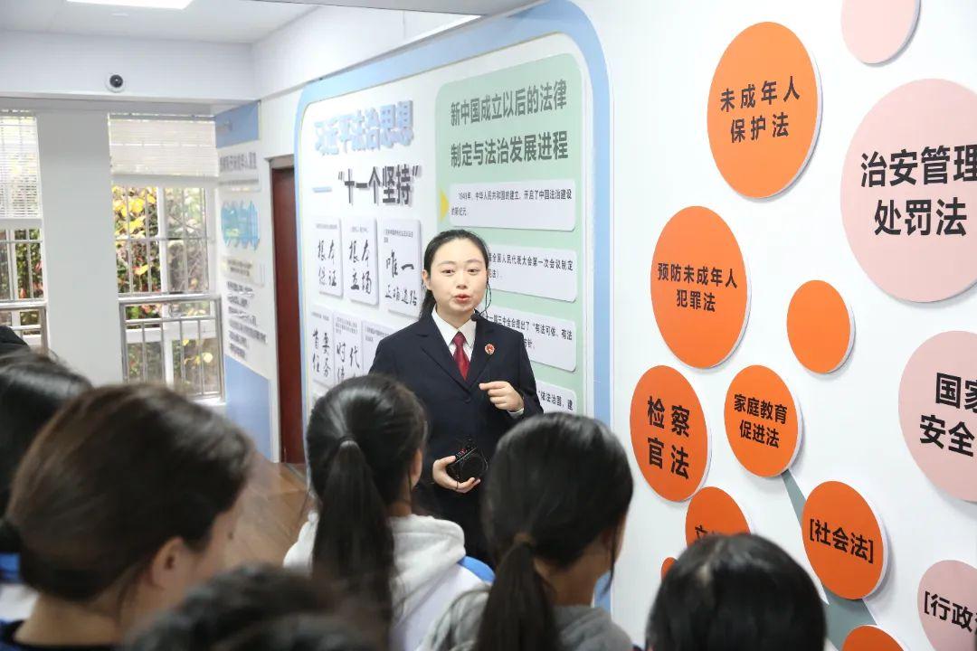 学生们参观法治文化长廊.jpg