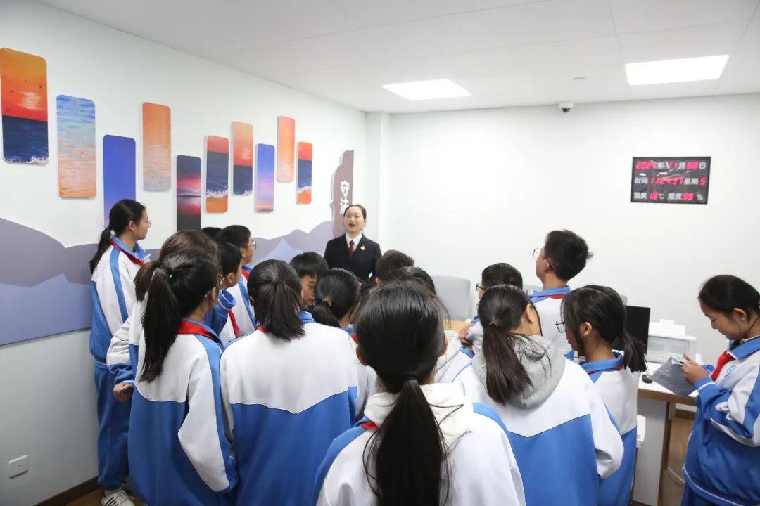J检察官现场开展以案说法.jpg