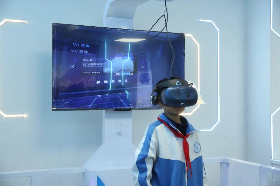 学生通过VR体验相关犯罪场景.jpg