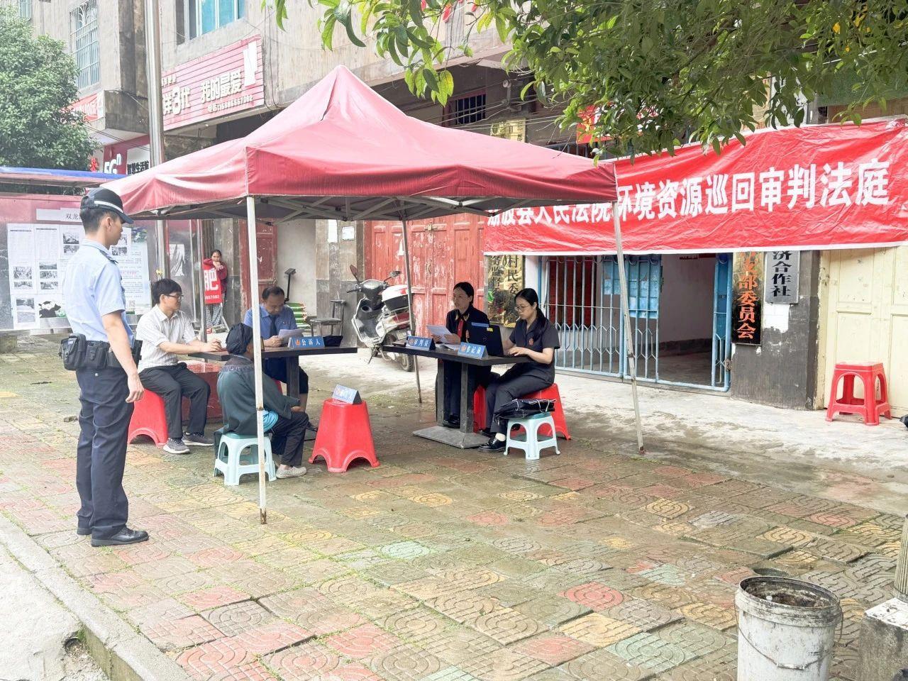 烧杂草引发火灾，贵州三都一被告人“家门口”受审