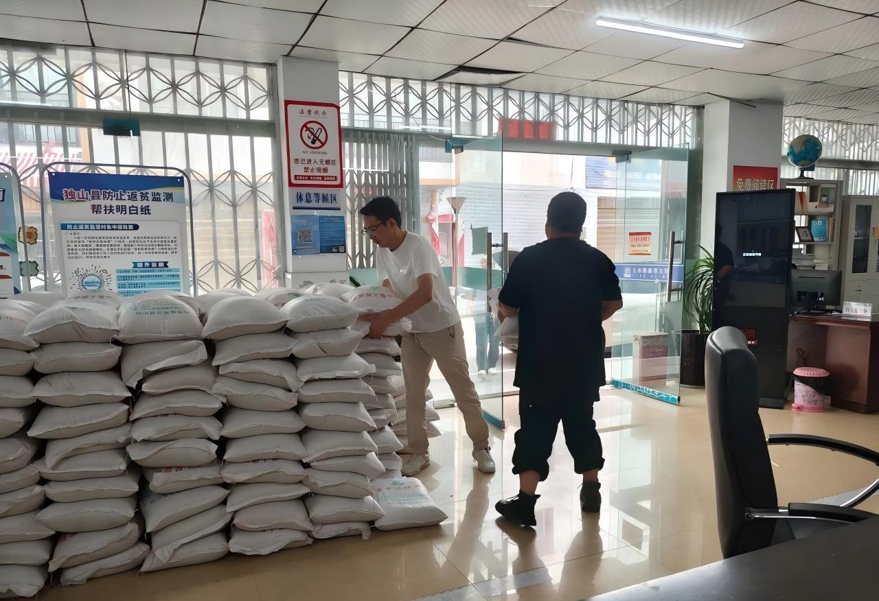 贵州独山发放“暖心粮” 解决群众“燃眉急”