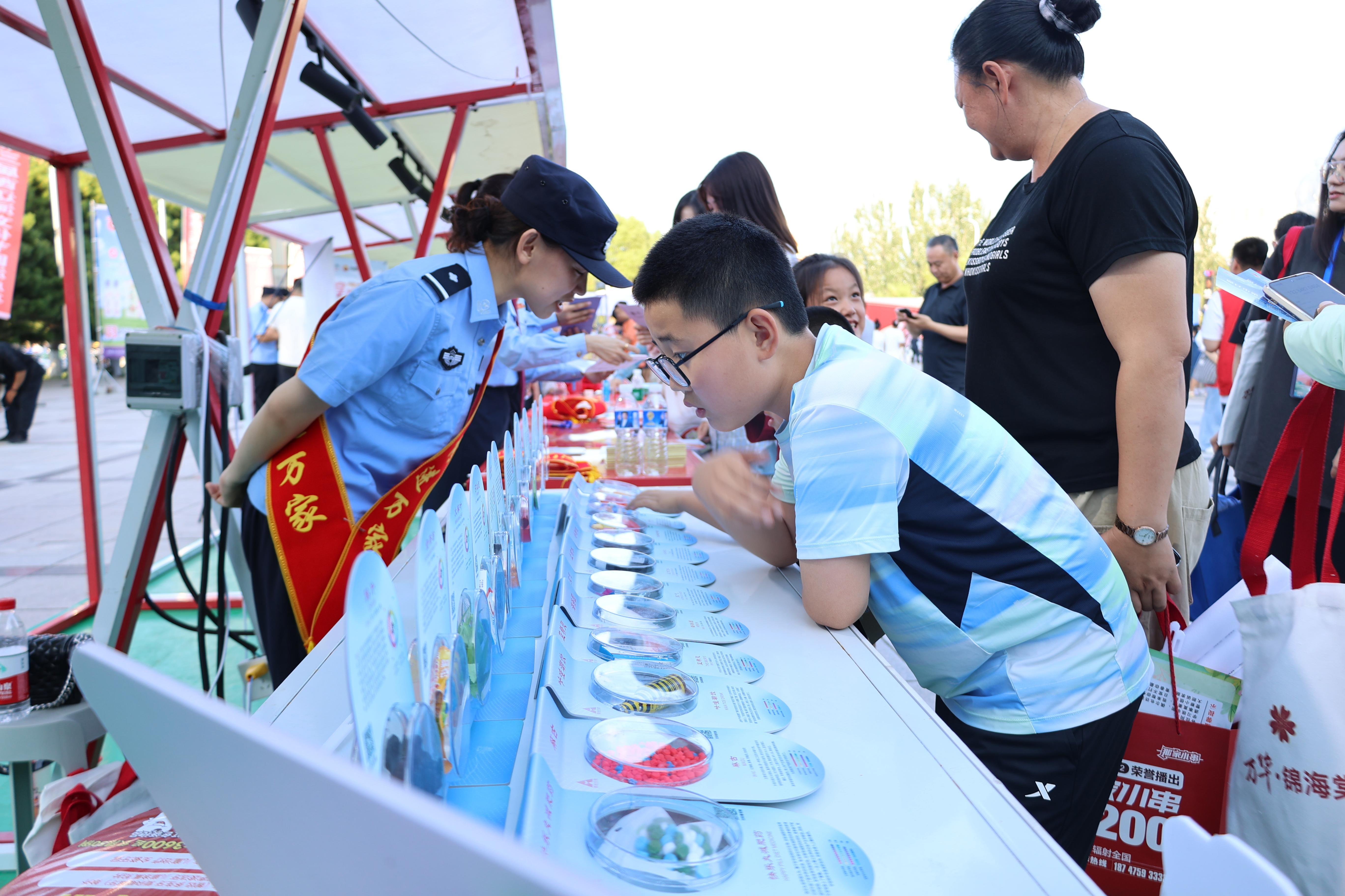 ​﻿通辽市公安局组织民警深入景区、交通枢纽、人员密集地进行普法宣传