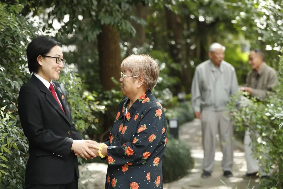 法官白云与当事人在一起。.jpg
