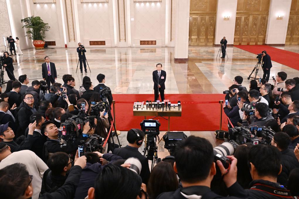 交通运输部部长刘伟接受媒体采访