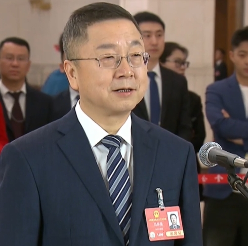马新强代表：只用43秒，就可以激光焊接完成一台新能源汽车车身