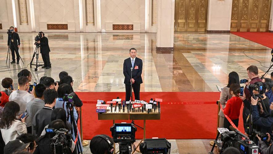 自然资源部部长关志鸥接受媒体采访