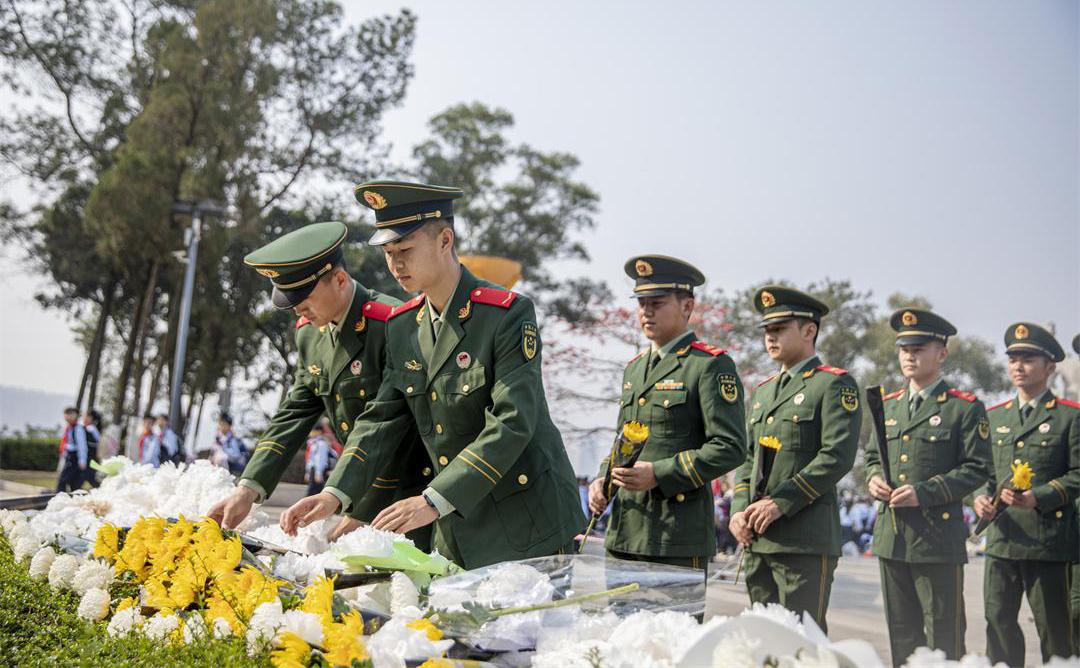武警百色支队清明祭英烈