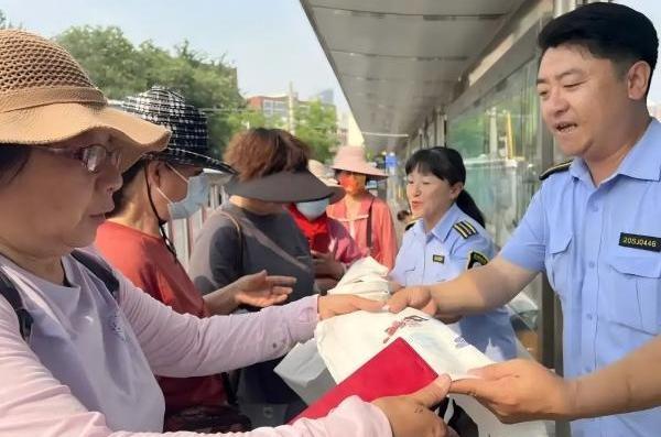 北京开展网络辟谣进公交活动 筑牢“移动”网络安全防线